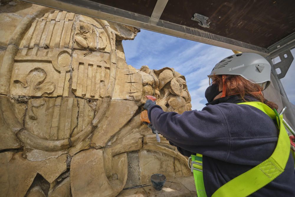 Restauració de l''escut de la façana del Teatre-Mus