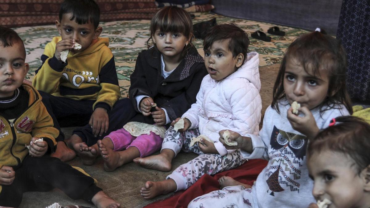 Niños palestinos en un refugio de la ONU.