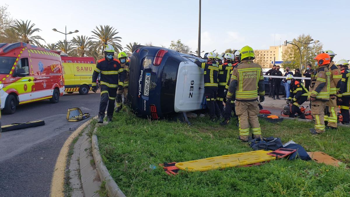 Así han retirado el coche de Policía Nacional tras volcar en una colisión  frente a un turismo en València - Levante-EMV