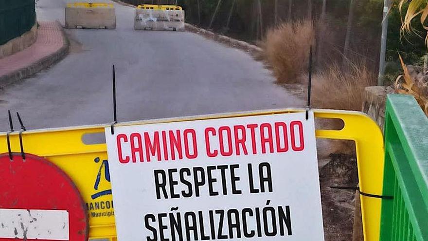 La valla y los bloques de hormigón en el río Molinell.