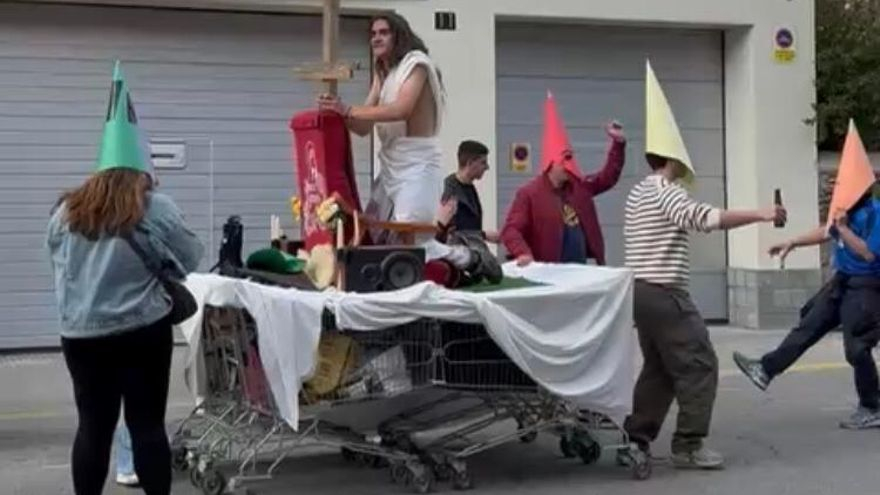 Vídeo: Polèmica a les xarxes per la Birracrusis, una processó paròdica de Setmana Santa a la Seu