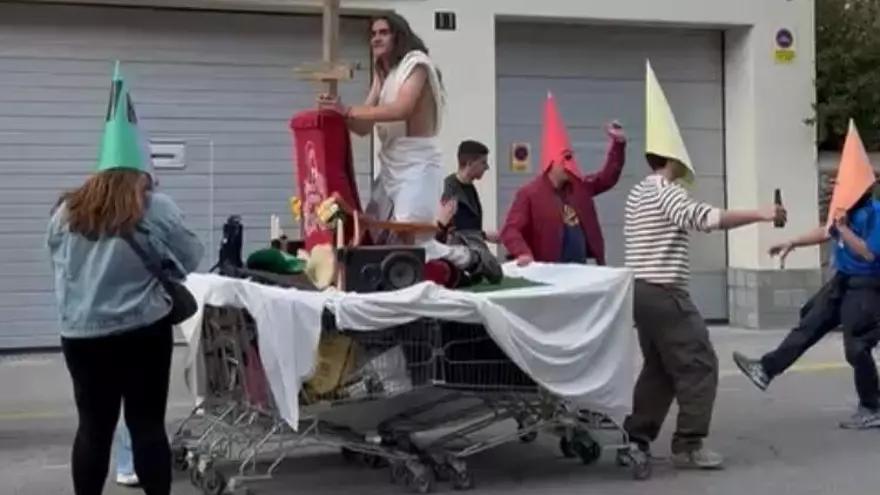Vídeo: Polèmica a les xarxes per la Birracrusis, una processó paròdica de Setmana Santa a la Seu