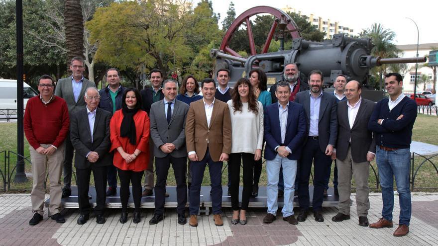 Juanma Moreno, ayer en Málaga con los ocho presidentes provinciales del PP.