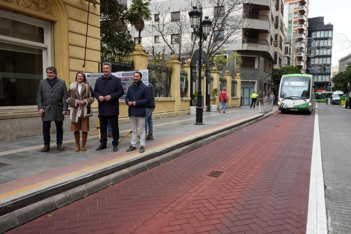La alcaldesa de Castelló, Begoña Carrasco; el conseller de Infraestructuras, Vicente Martínez Mus; y los ediles, Gonzalo Romero y Sergio Toledo, en el estreno de la renovación del TRAM.