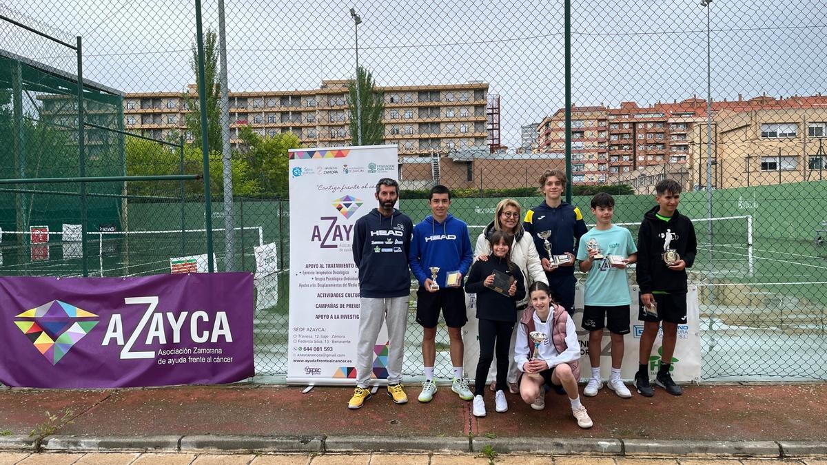 Foto de familia de finalistas y campeones