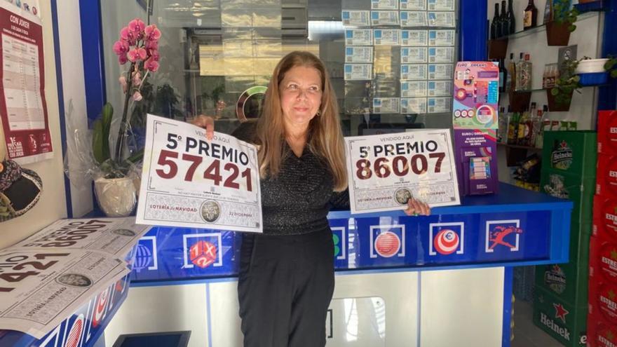 Fanny Yern con los dos quintos premios vendidos.