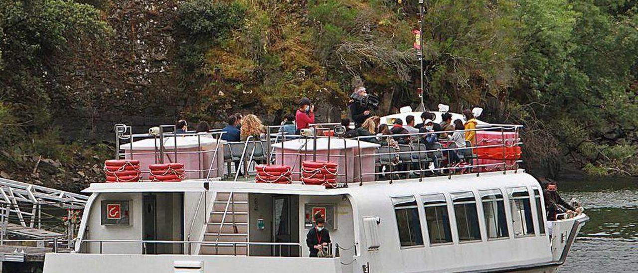 Turistas en uno de los viajes en catamarán que ayer inauguraron las rutas por el Sil.