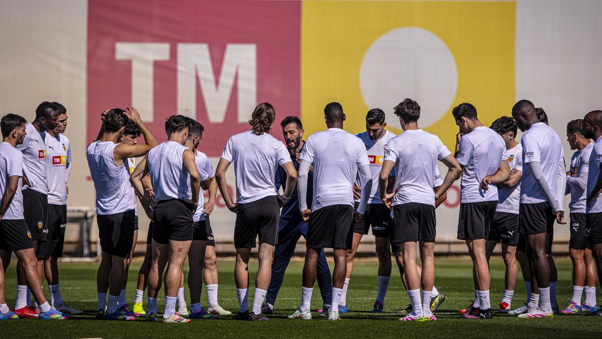 Corberán, dando instrucciones durante un entrenamiento