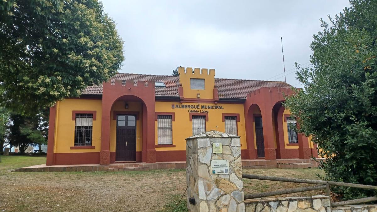La escuela indiana de Robledo, así es el edificio de Llanera de singular arquitectura