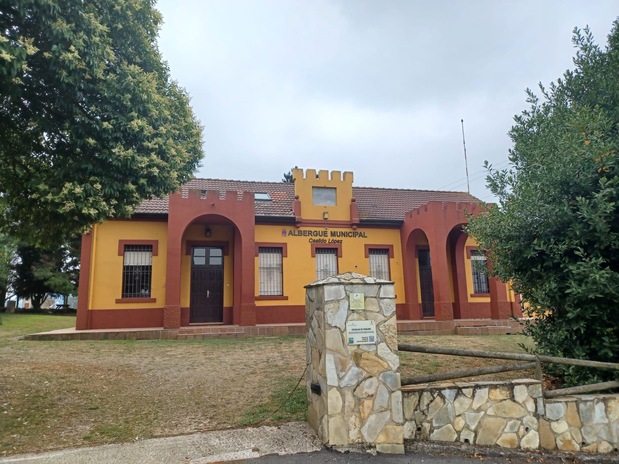 La escuela indiana de Robledo, así es el emblemático edificio de Llanera de singular arquitectura historicista