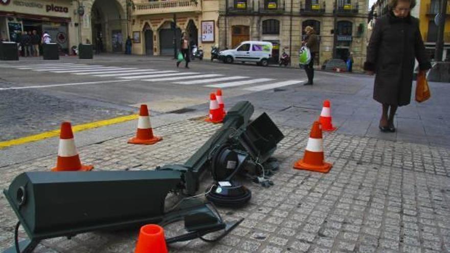 Un camión se fuga tras tumbar un semáforo en Alcoy