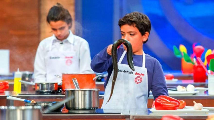 Críticas a &#039;Masterchef junior&#039; por obligar a los niños a matar una anguila