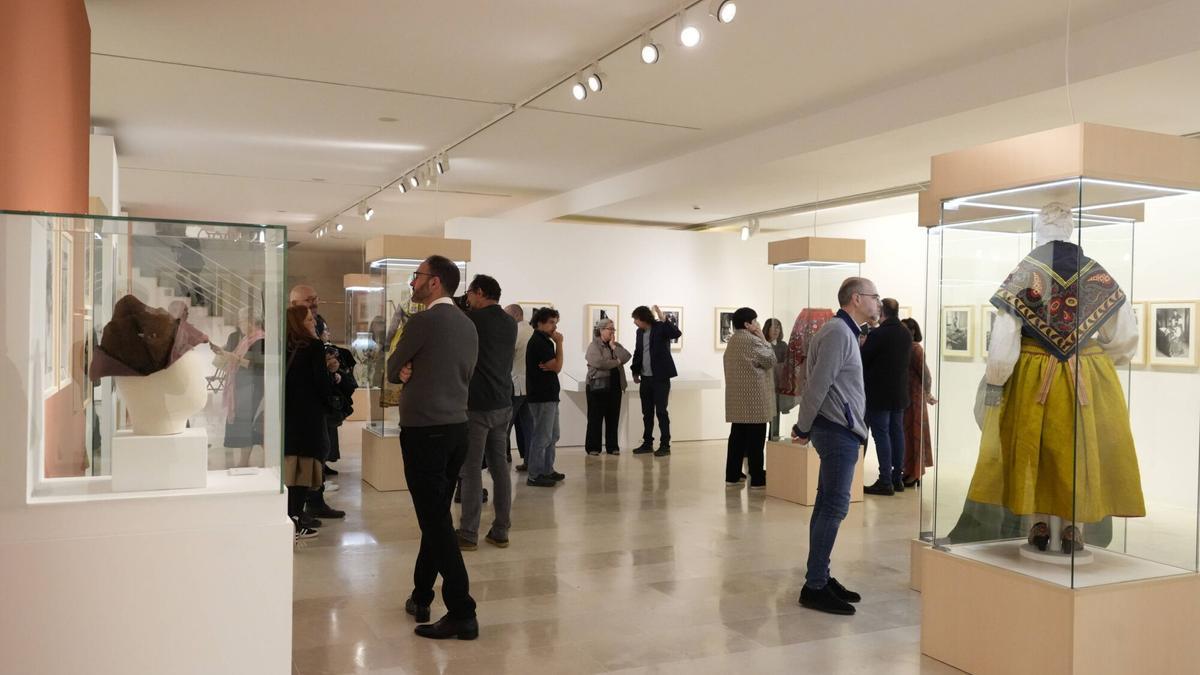 Exposición "Vestir el barro. Fotografías de la Escuela Madrileña de Cerámica en Castilla y León"