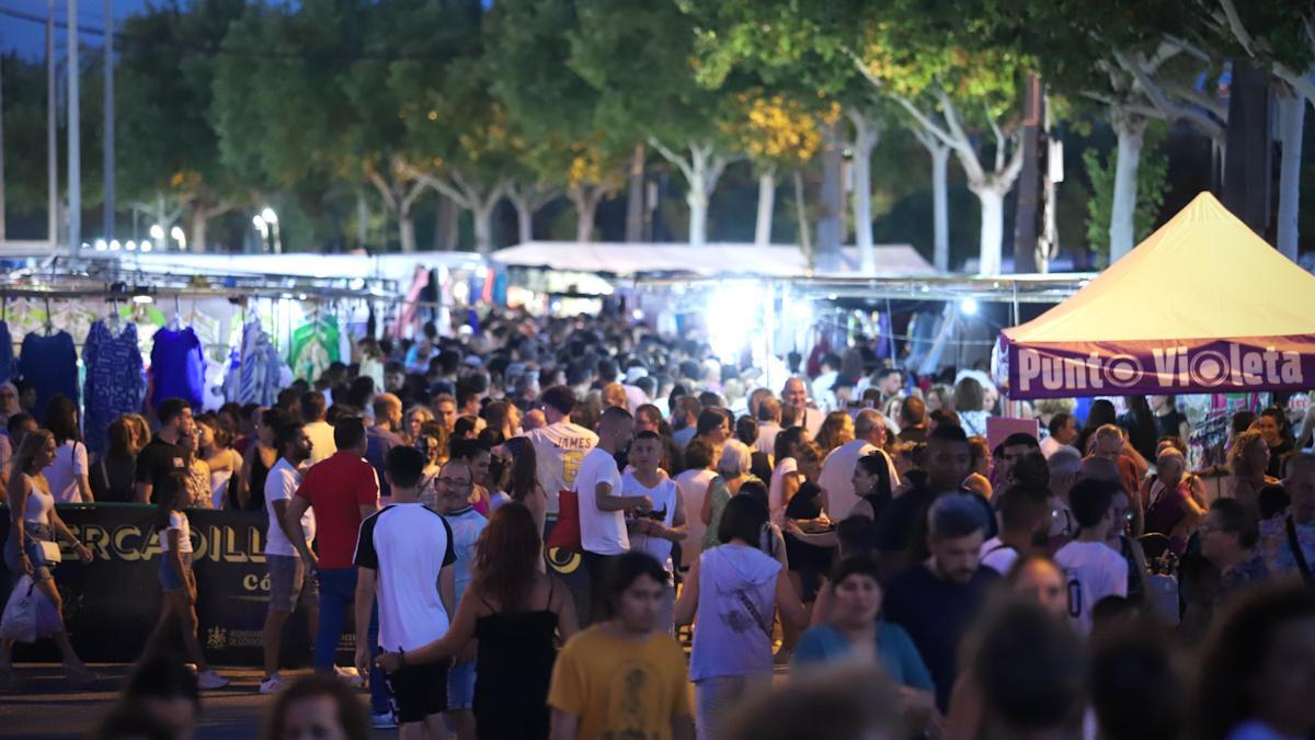 Imágenes del mercadillo nocturno en el Arenal celebrado el pasado mes de julio.