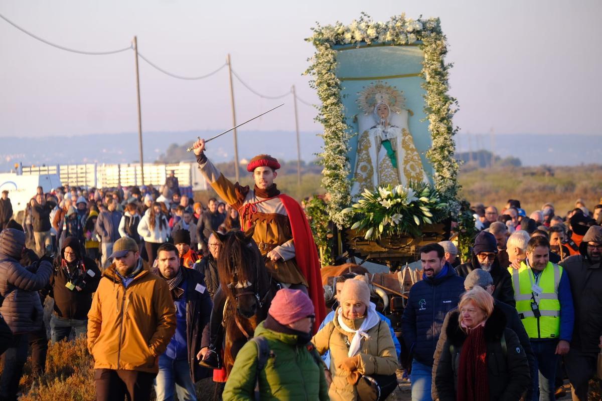 Cantó y la Virgen, saliendo de Santa Pola hacia Elche