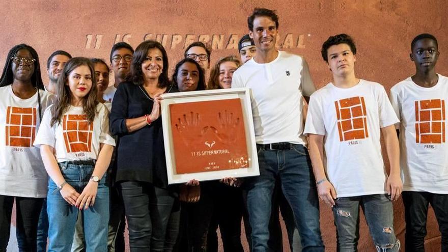 Nadal posa ayer con la alcaldesa de París Anne Hidalgo y once jóvenes parisinos admiradores del tenista.