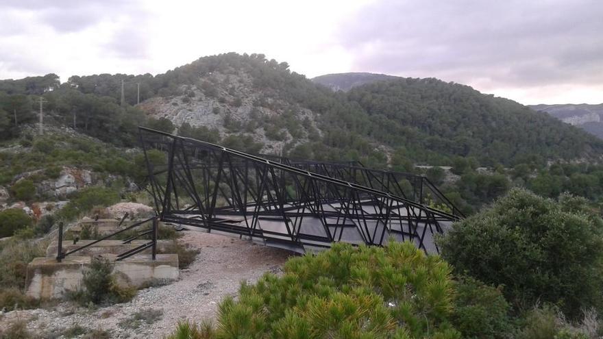 La estructura caída del Toro de Osborne. Foto: Sergi Espinosa