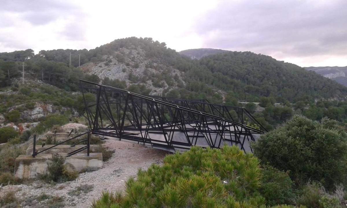 La estructura caída del Toro de Osborne. Foto: Sergi Espinosa