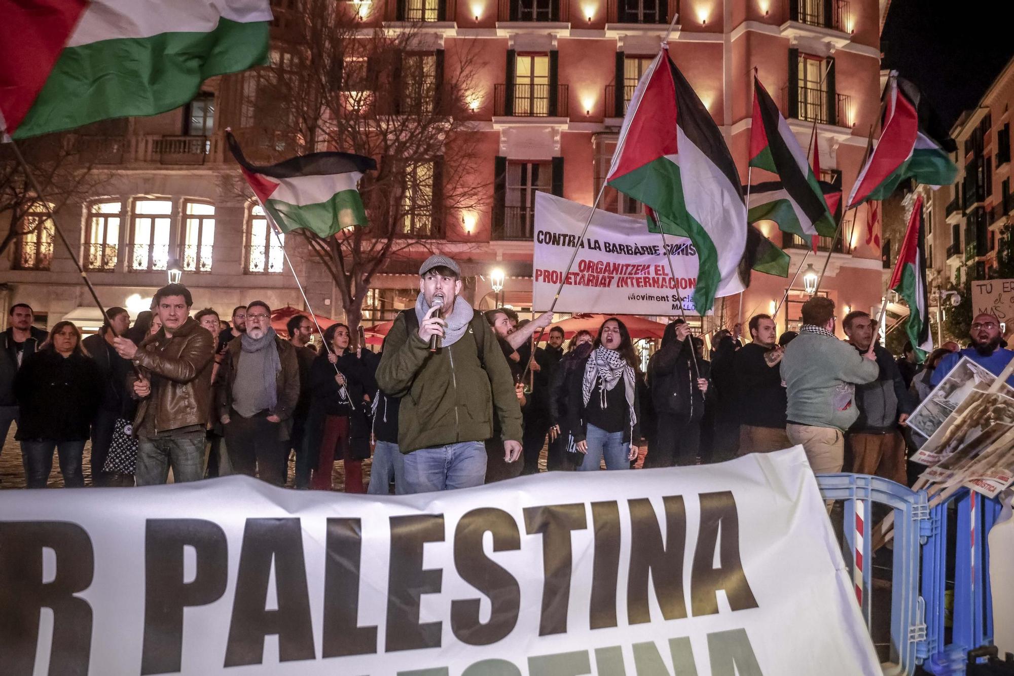 FOTOS | Concentración frente al ayuntamiento de Palma en contra de la charla proisraelí de Francisco Gil-White