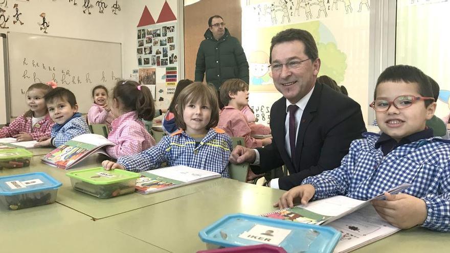 Genaro Alonso con varios niños en las nuevas aulas.