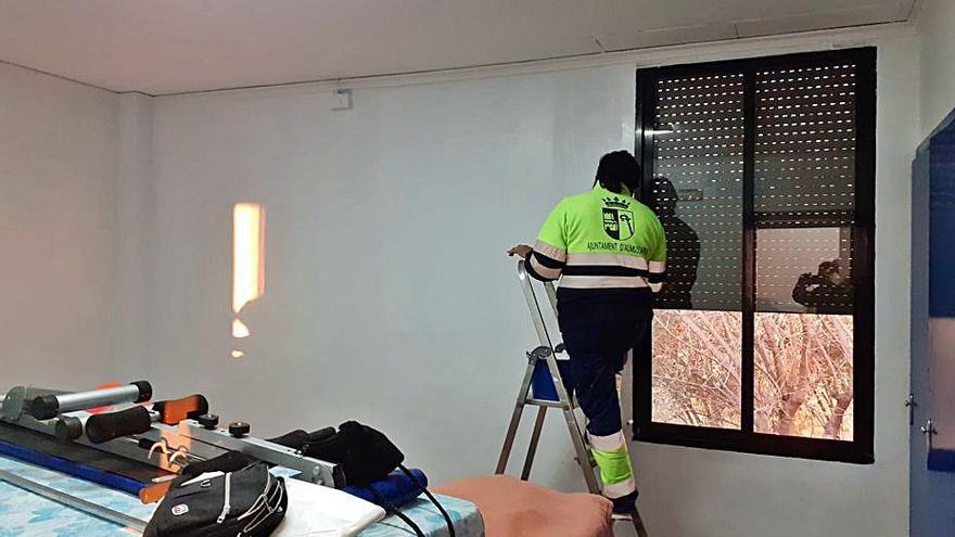 Un operario pinta una de las estancias del inmueble. | LEVANTE-EMV