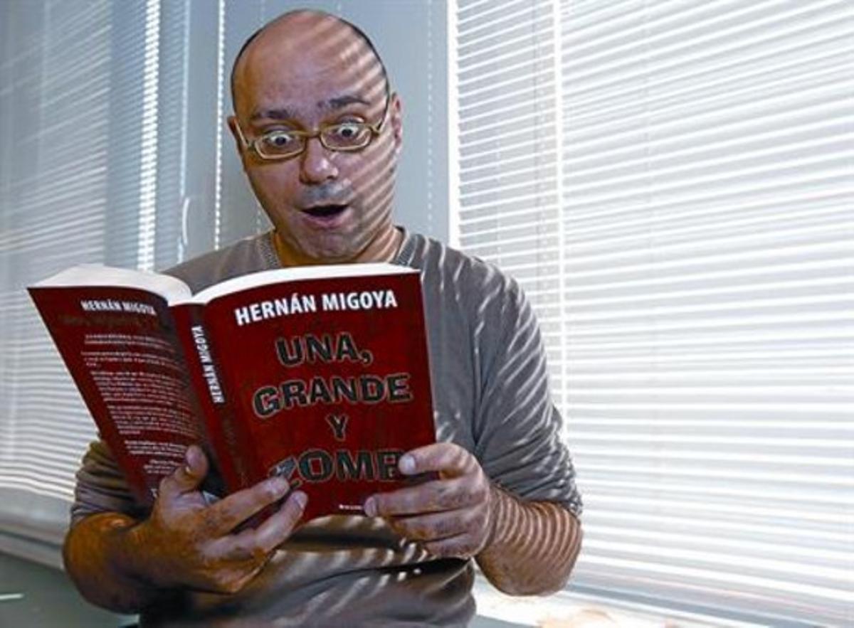 L’autor, Hernán Migoya, fotografiat amb la seva novel·la a la seu barcelonina d’Ediciones B.