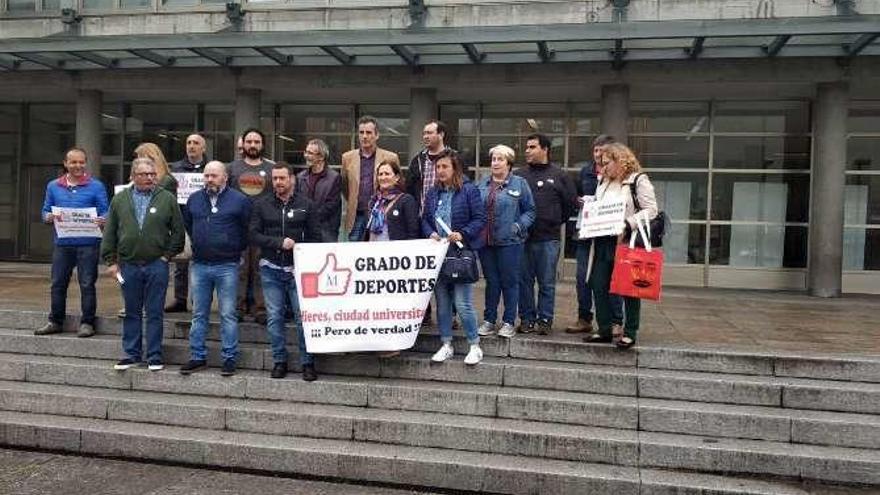 A la izquierda, los secretarios de las agrupaciones del PSOE en el Nalón y el Caudal se manifiestan por el grado en Mieres. Arriba, Francisco Borge y Laura Galguera presentan el Día del Comercio Justo.