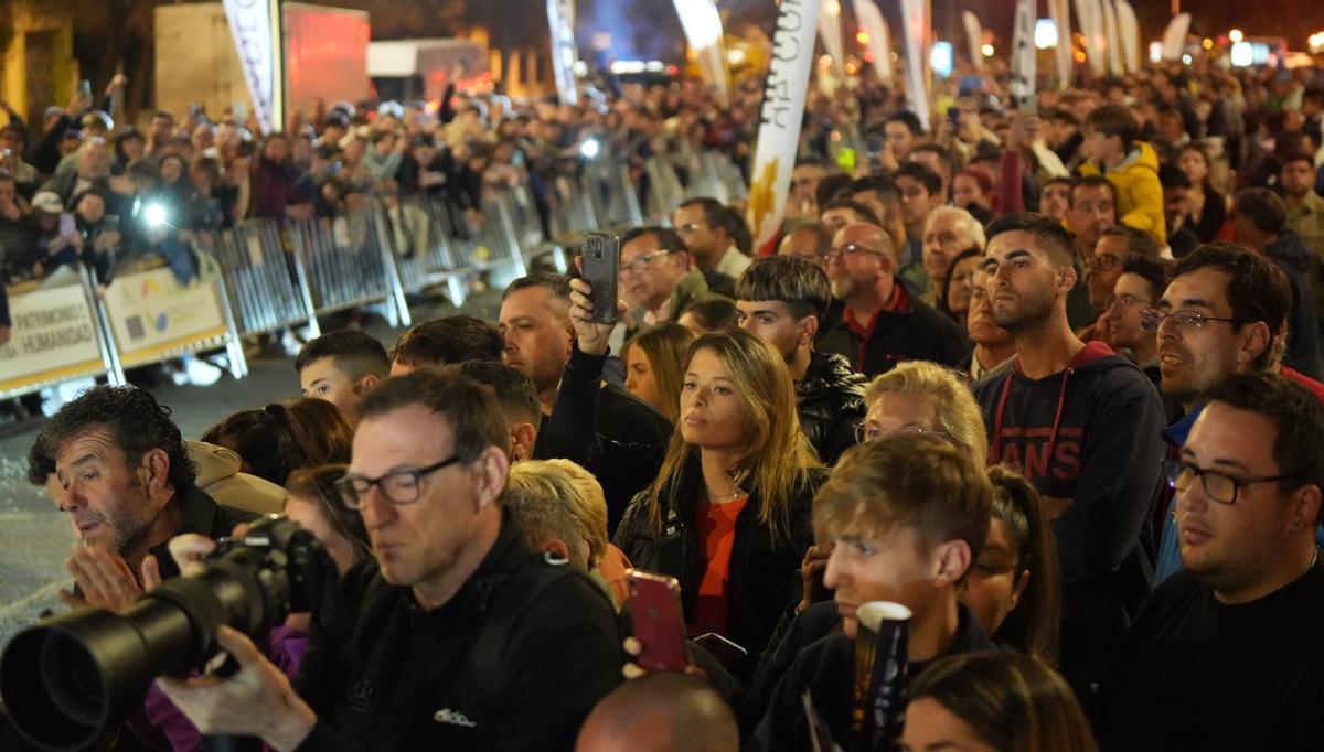 Un grupo de aficionados siguen la salida de un tramo del 2023.