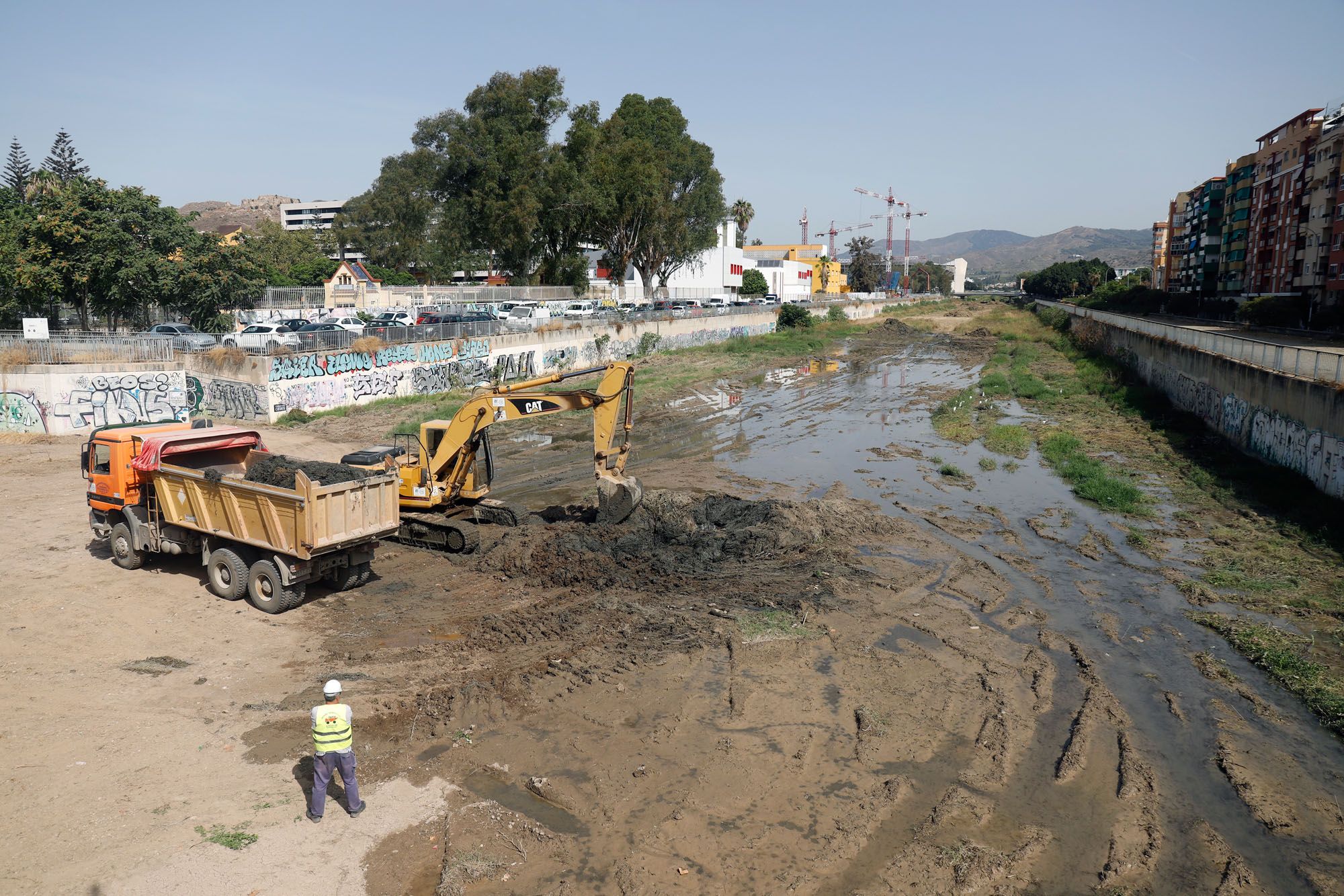 Trabajos de limpieza en el cauce del río Guadalmedina