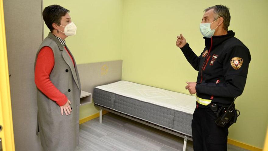 La concejala y el jefe de Bomberos visitan las instalaciones. | // R.V.