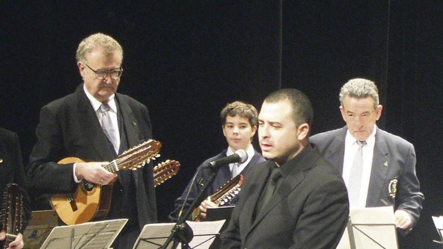 David Rivas presenta el repertorio de un concierto en el teatro. Foto