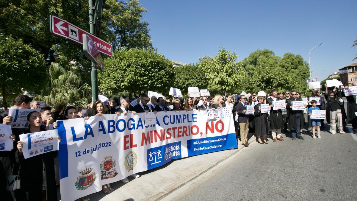 Abogados ocupan la carretera frente a la Delegación del Gobierno en Murcia, este martes.