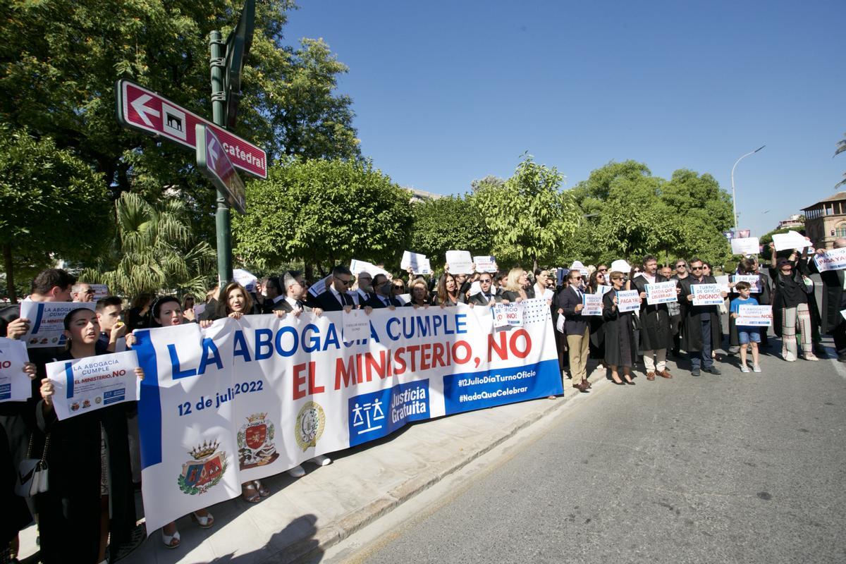 Abogados ocupan la carretera frente a la Delegación del Gobierno en Murcia, este martes.