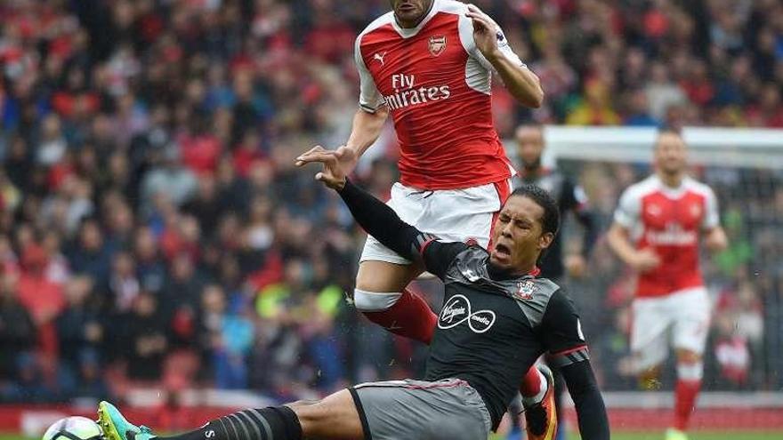 Lucas Pérez con el Arsenal en un partido ante el Southampton.