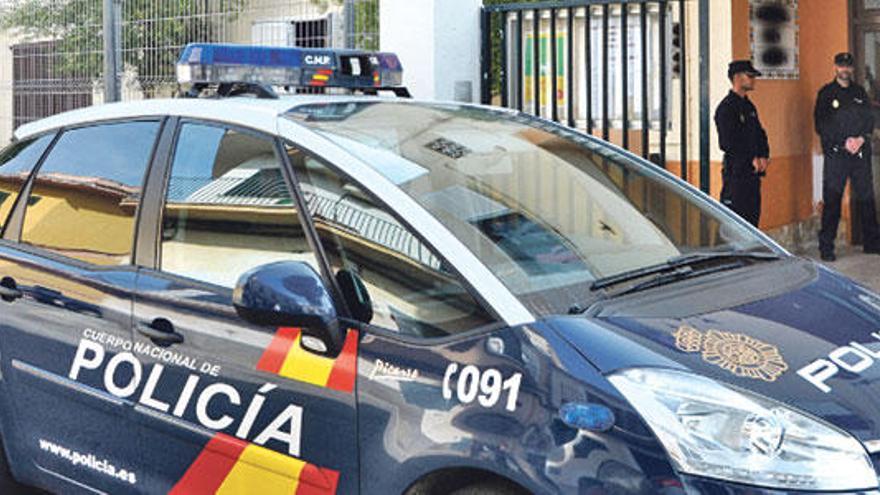 Dos policías, a la entrada del colegio de Porto Cristo al que acude la niña que se inventó la historia.