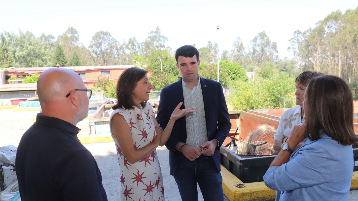 La conselleira Ángelez Vázquez, segunda izquierda, con el alcalde estradense, tercero, y munícipes en el punto limpio