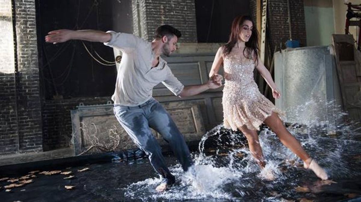 Ruth Lorenzo, una diva ballant sota l’aigua en el videoclip de ’Dancing in the rain’.