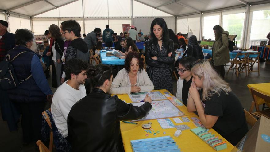 Visitantes a la carpa de las “Ghallufadas” en la jornada de ayer.   | // SANTOS ÁLVAREZ