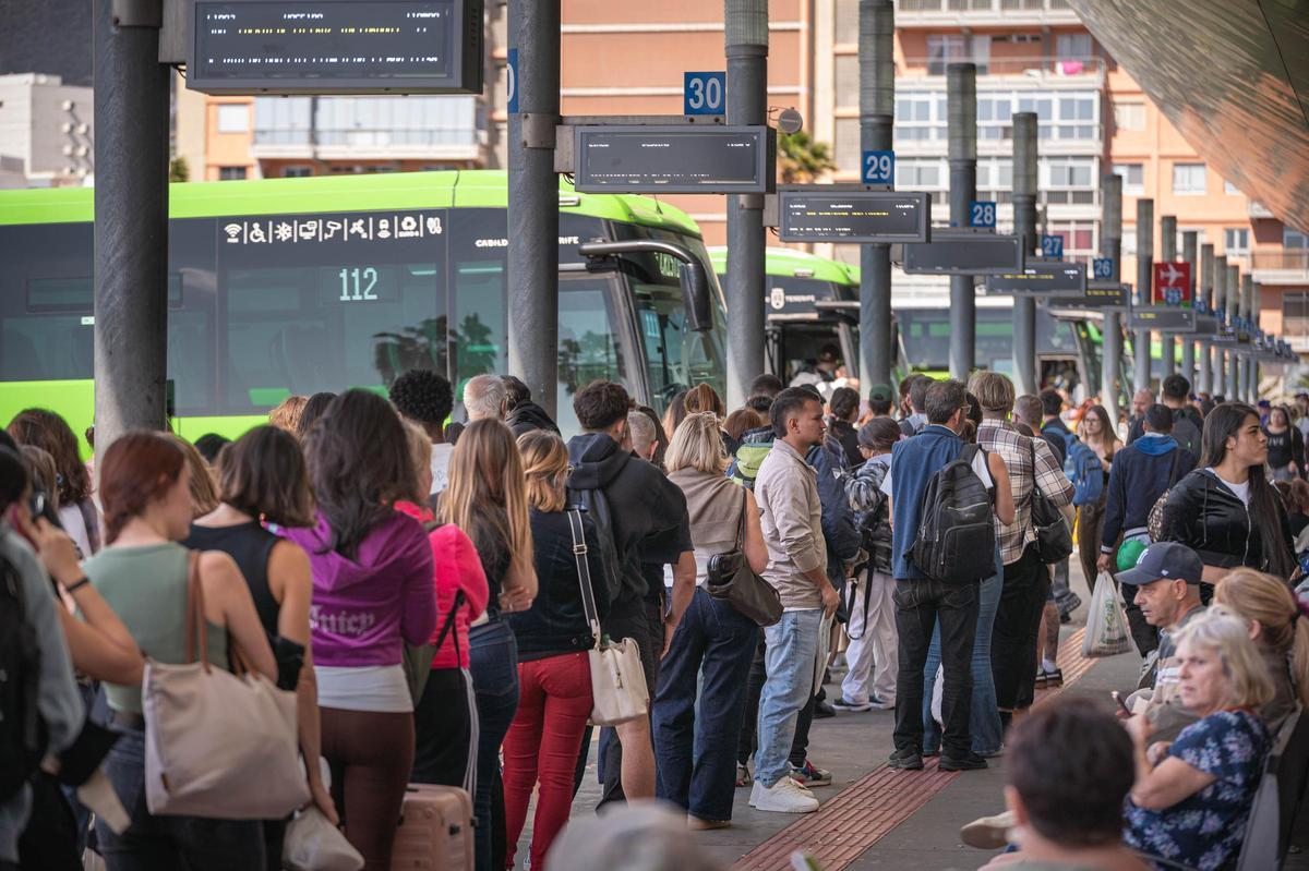 Usuarios de la guagua en el Intercambiador de Transportes de Santa Cruz.