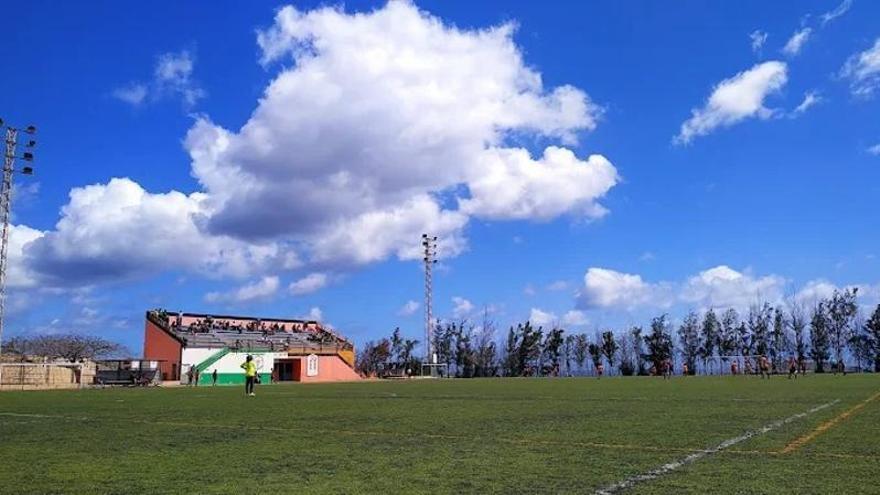La empresa Equipur Canarias renovará los campos de fútbol de La Herradura y Las Huesas