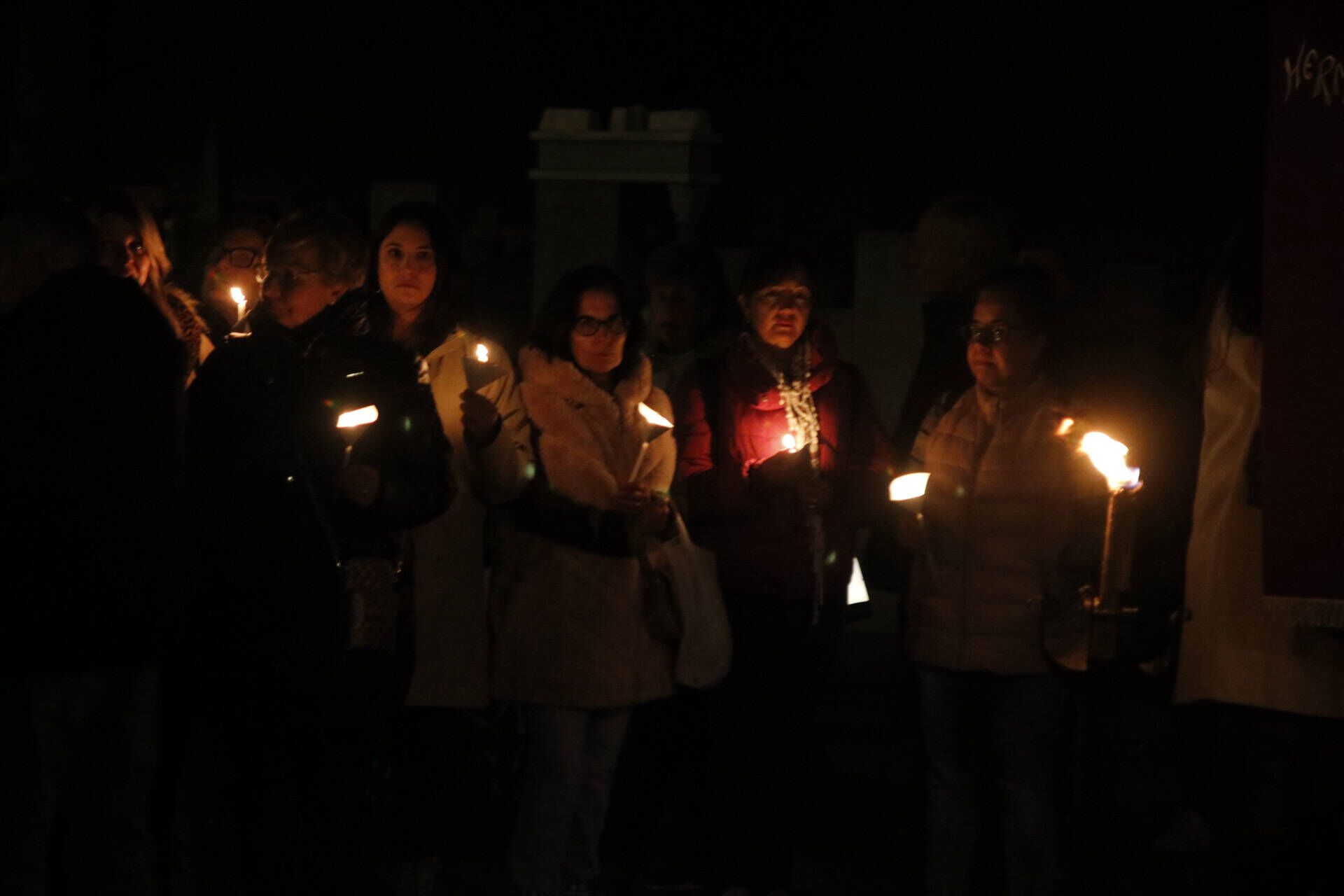 La procesión de las ánimas recorre el cementerio de San Atilano de Zamora con motivo de la noche de Difuntos y con la única iluminación de velas o faroles