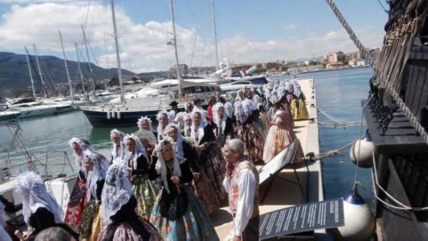 Las candidatas a Bellea del Foc pasean por uno de los pantalanes de la Marina de Dénia.