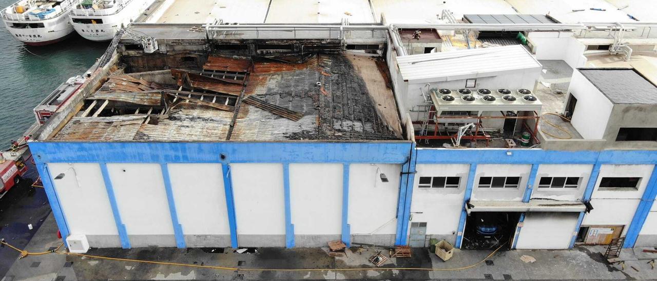 Imagen aerea de los daños ocasionados por el incendio en la nave frigorífica Frisu IV