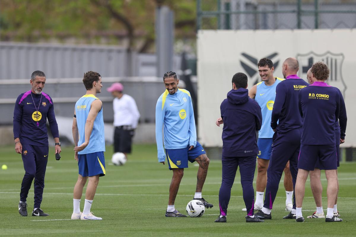 Gavi, Raphinha y Christensen bromean en el entrenamiento de este sábado.