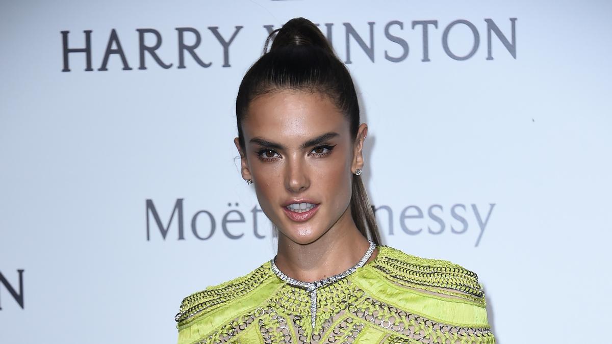 Alessandra Ambrosio en la Gala amfAR durante la Milan Fashion Week