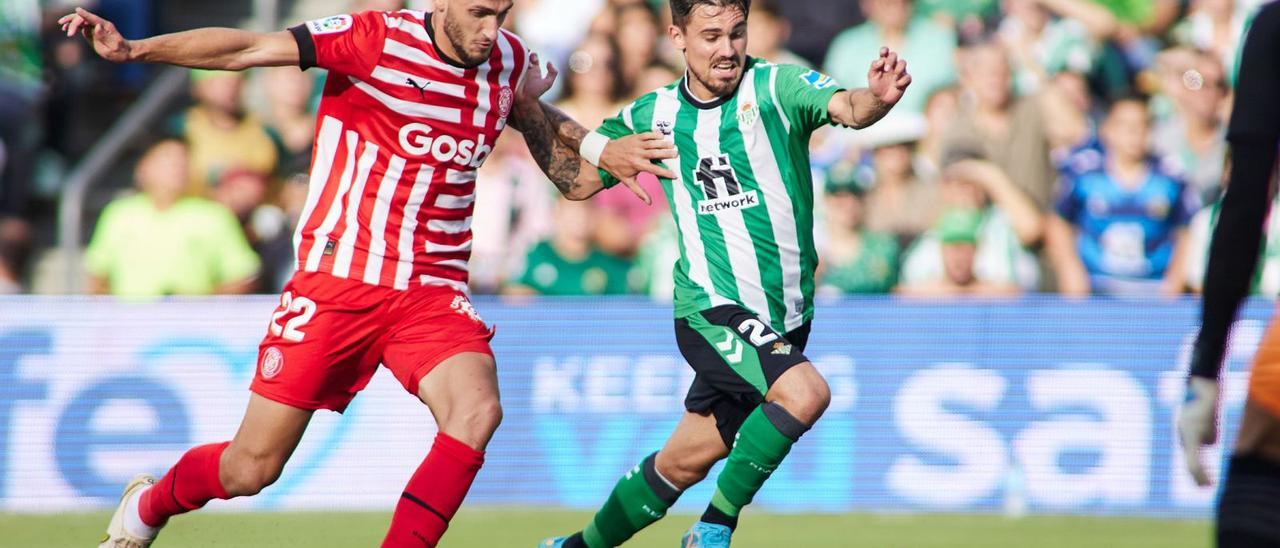 Santi Bueno lluita amb el 
jugador del Betis, Rodri
.  europa press