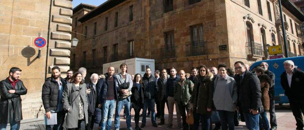 Los trabajadores, a las puertas del Tribunal Superior de Justicia de Asturias.