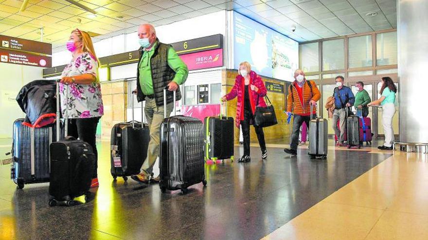 Turistas a su llegada a un aeropuerto de Canarias con la amenaza de la Covid-19.