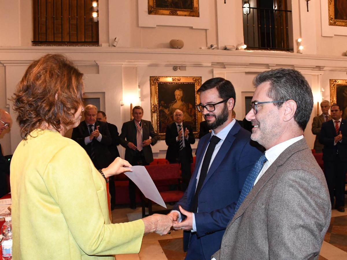 Los doctores Juan Francisco Alcalá y Javier Delgado, vinculados al hospital Reina Sofía e Imibic, recogen el premio de manos de la consejera de Salud, Catalina García.