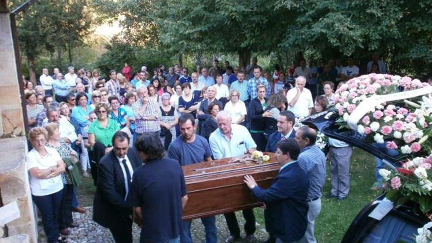 El féretro con el cuerpo de Carmen Lobeto, a la entrada de la capilla de San Juan.